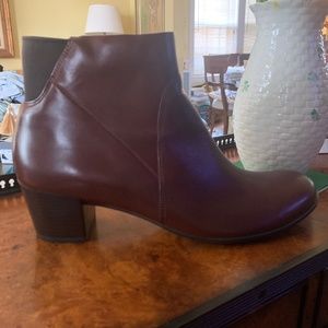 NEW Ecco Women's Leather Bootie Size 10 (41)